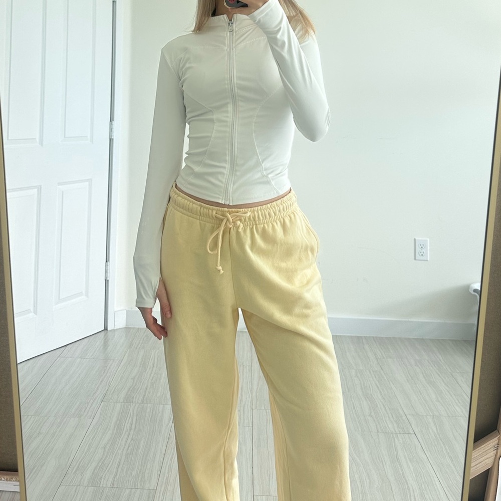 White long sleeve zip up top jacket